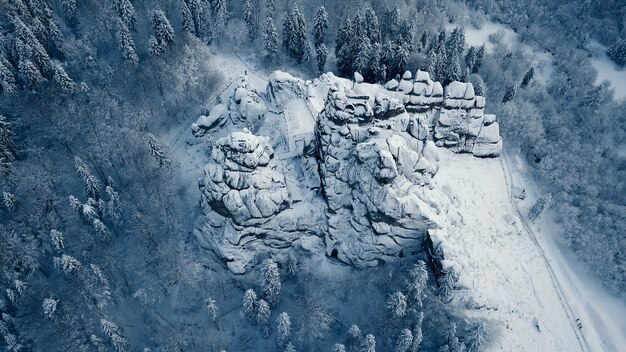 Photo l'hiver dans les montagnes des carpates. prise de vue aérienne à haute altitude.