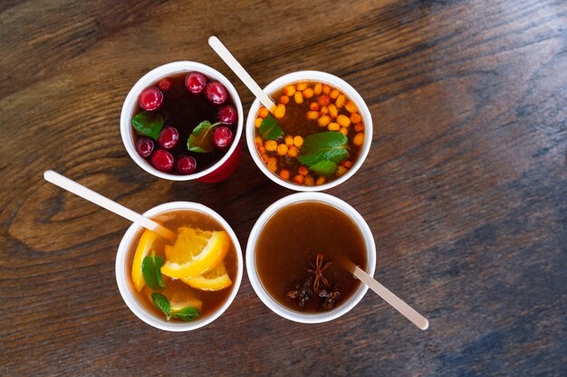 Hiver doux réchauffement des boissons alcoolisées, non alcoolisées sur table en bois.