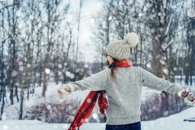 hiver jeune femme portrait beauté joyeuse fille modèle riant et s'amusant