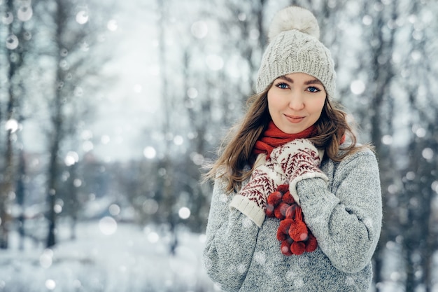 Hiver jeune femme portrait beauté joyeuse fille riant et s'amusant dans le parc d'hiver