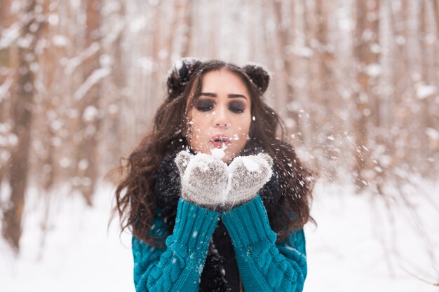 Photo hiver jeune femme poudrerie en hiver nature