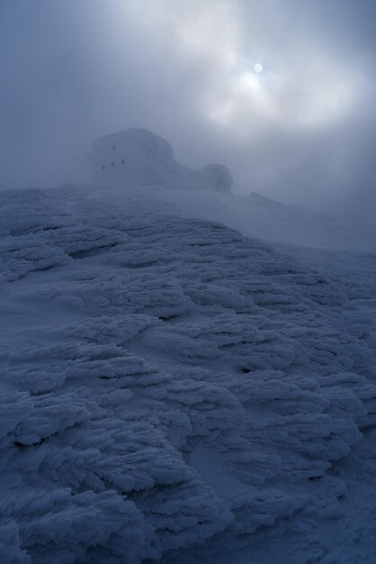 Un hiver rigoureux avec du gel et de la neige dans les montagnes