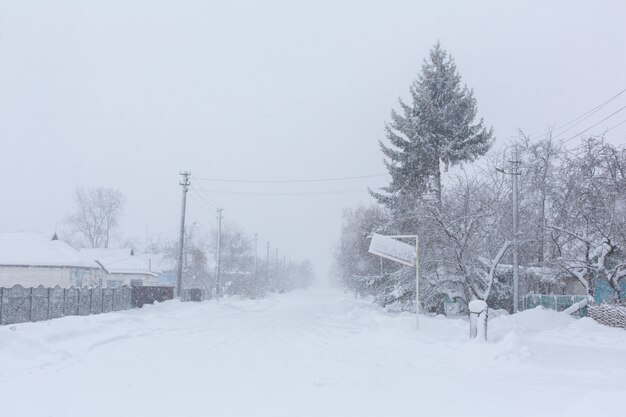 L'hiver, les rues rurales sont couvertes de neige. Tempête de neige