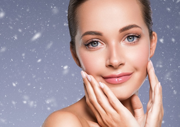 Hiver Soins de la peau femme beauté visage visage sain peau modèle cosmétique émotionnel et heureux. Prise de vue en studio.