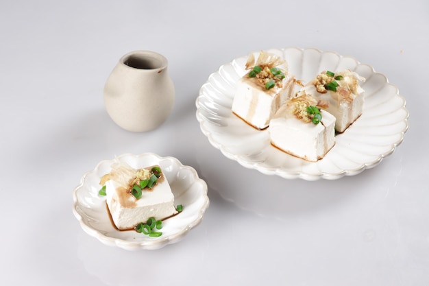 Hiyayakko est une cuisine japonaise à base de tofu réfrigéré avec une garniture comme du gingembre râpé et des flocons de bonite.