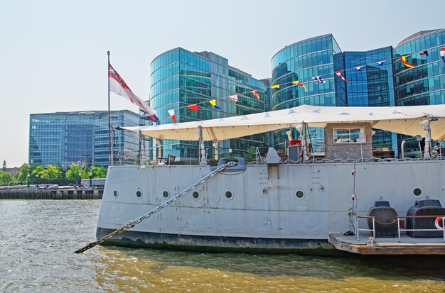 Le HMS Belfast et la Tamise à Londres au Royaume-Uni. C'est un bateau-musée.