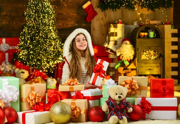 Ho Ho Ho Celebration fête de vacances petite fille noël achats en ligne livraison cadeaux de noël Belle chambre décorée avec arbre avec des cadeaux en dessous scène du nouvel an avec arbre et cadeaux