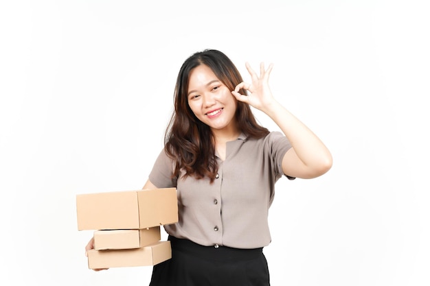 Holding Package Box ou boîte en carton de belle femme asiatique isolé sur fond blanc