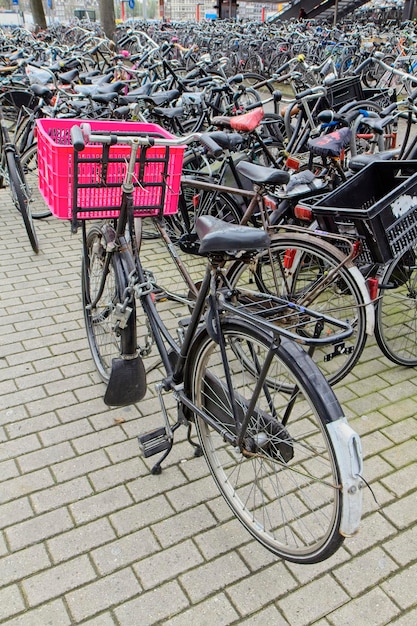 Hollande, Amsterdam; 9 octobre 2011, des passants dans un parking à vélos près de la Gare Centrale - EDITORIAL