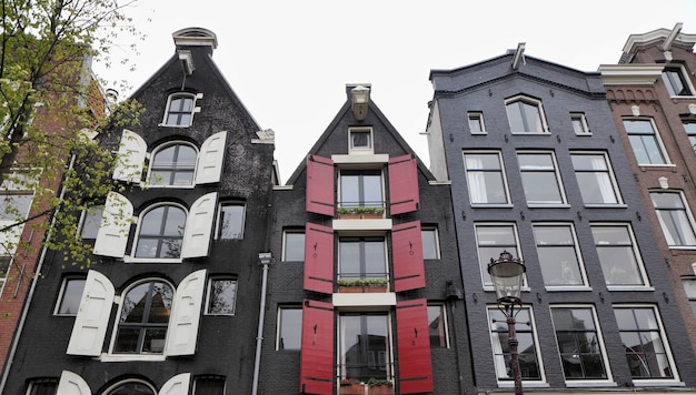 Hollande, Amsterdam, la façade de vieilles maisons en pierre privées du centre-ville