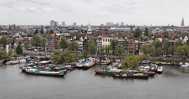 Hollande, Amsterdam, vue panoramique sur la ville et les péniches dans le port