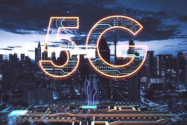 Hologramme abstrait 5G sur fond de ville de nuit floue Concept de communication Internet et technologie de vitesse Double exposition