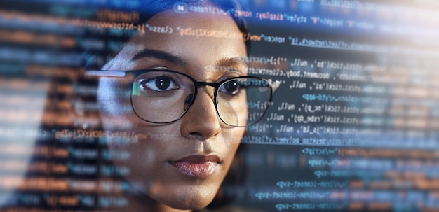 Hologramme d'analyse de données et femme pour le codage de logiciels technologie de l'information et superposition nocturne Programmeur de code ou informaticien en lunettes lisant des scripts html programmation et recherche en cybersécurité