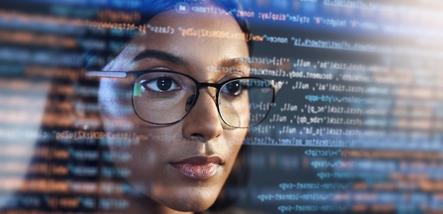 Photo hologramme d'analyse de données et femme pour le codage de logiciels technologie de l'information et superposition nocturne programmeur de code ou informaticien en lunettes lisant des scripts html programmation et recherche en cybersécurité