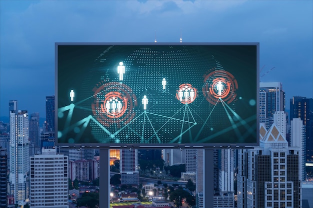 Hologramme de la carte mondiale de la planète Terre et icônes de médias sociaux sur le panneau d'affichage pendant la nuit vue panoramique sur la ville de Kuala Lumpur Malaisie Asie Mise en réseau et établissement de nouvelles connexions entre les personnes Globe