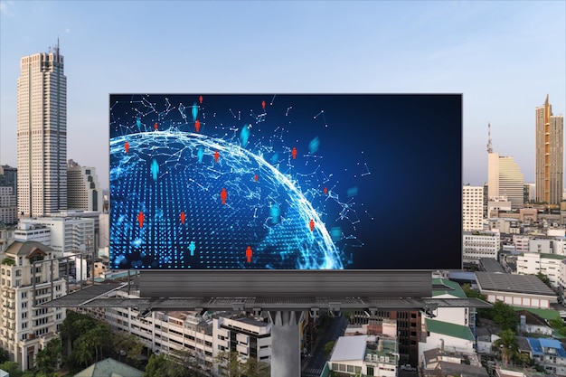 Hologramme de la carte mondiale de la planète Terre et icônes des médias sociaux sur le panneau d'affichage sur la vue panoramique sur la ville de Bangkok Asie du Sud-Est Le concept de réseautage et de connexions des personnes