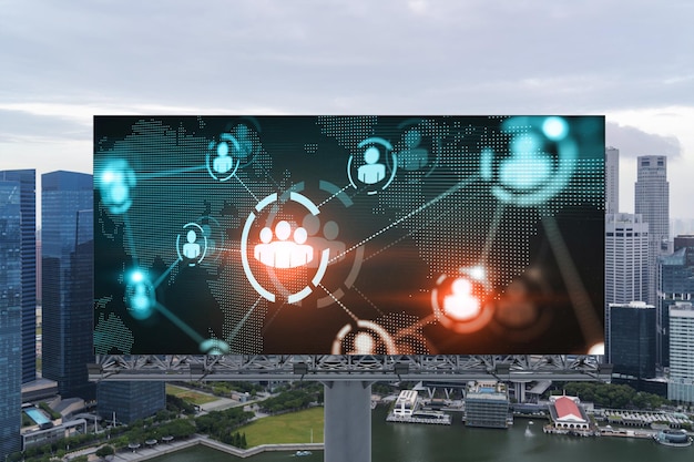 Hologramme de la carte mondiale de la planète Terre et icônes des médias sociaux sur le panneau d'affichage sur la vue panoramique sur la ville de Singapour Asie du Sud-Est Le concept de réseautage et de connexions des personnes