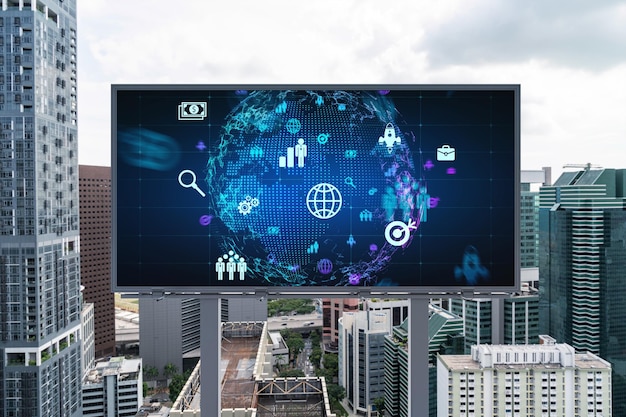 Hologramme de la carte mondiale de la planète Terre et icônes des médias sociaux sur le panneau d'affichage sur la vue panoramique sur la ville de Singapour Asie du Sud-Est Le concept de réseautage et de connexions des personnes