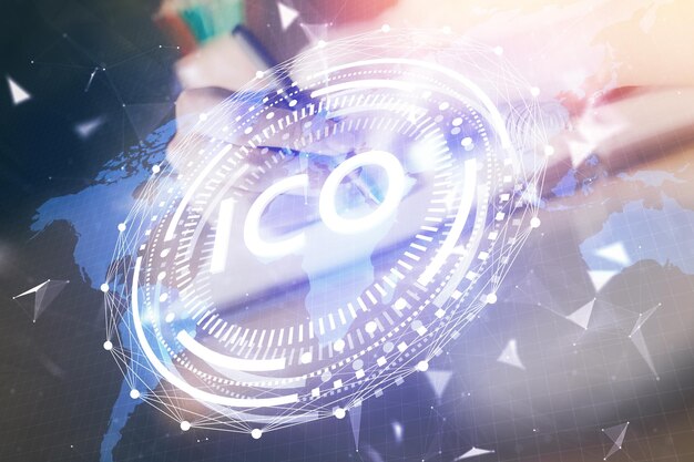 Hologramme de crypto-monnaie bitcoin ico thème sur les mains prenant des notes arrière-plan Concept de blockchain Multi exposition