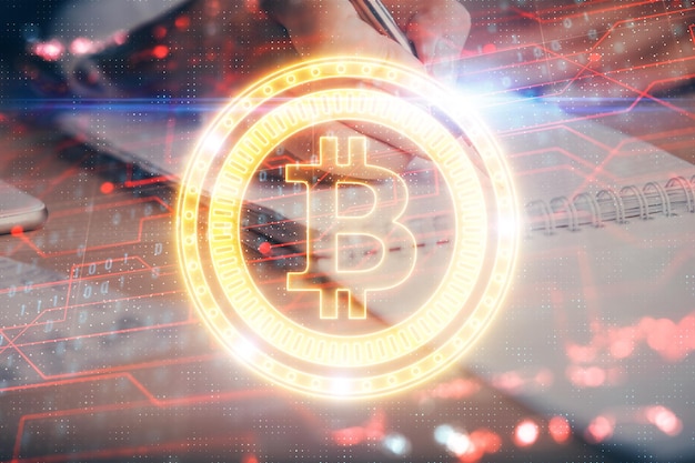 Hologramme de crypto-monnaie sur les mains d'une femme écrivant en arrière-plan Concept de blockchain Exposition multiple