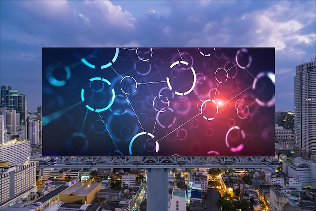 Hologramme de flux d'informations sur le panneau d'affichage routier panorama nocturne vue sur la ville de Bangkok Le plus grand centre technologique d'Asie du Sud-Est Le concept de la science de la programmation