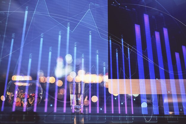 Hologramme graphique du marché Forex et ordinateur personnel sur fond Multi exposition Concept d'investissement