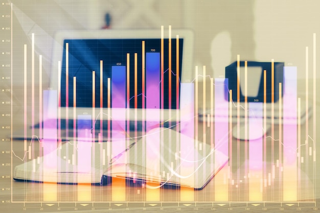 Hologramme graphique du marché Forex et ordinateur personnel sur fond Multi exposition Concept d'investissement