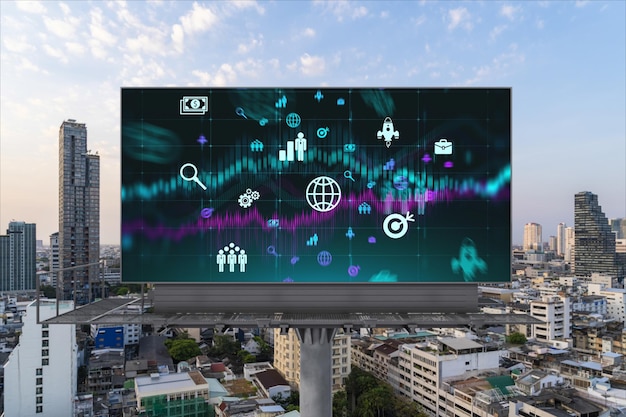 Hologramme d'icônes lumineuses de recherche et développement sur le panneau d'affichage Vue panoramique sur la ville de Bangkok Concept de technologies innovantes pour créer de nouveaux services et produits en Asie du Sud-Est