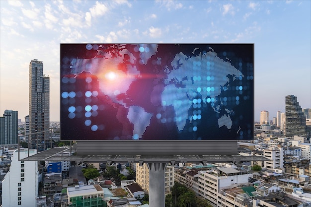 Hologramme lumineux de la carte de la planète Terre sur un panneau d'affichage sur le paysage urbain panoramique aérien de Bangkok au coucher du soleil Le concept de commerce international en Asie du Sud-Est