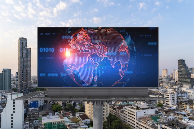 Hologramme lumineux de la carte de la planète Terre sur un panneau d'affichage sur le paysage urbain panoramique aérien de Bangkok au coucher du soleil Le concept de commerce international en Asie du Sud-Est