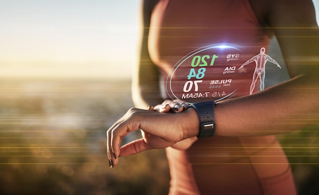 Hologramme de montre intelligente Runner et mains de femme pour l'exercice de fitness et la lecture pour la santé dans la nature Femme noire superposition holographique 3d ou entraînement en plein air pour le bien-être corps sain et technologie portable