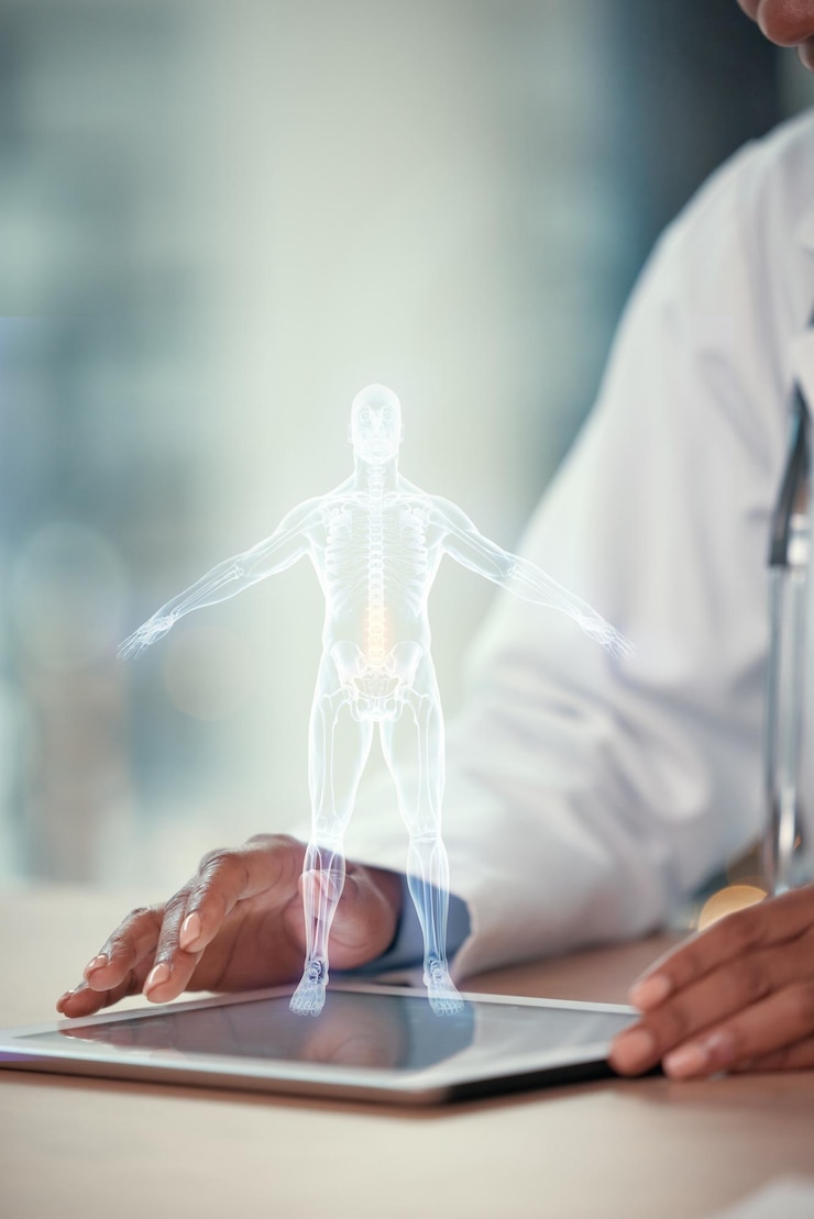 Photo hologramme numérique de tablette et mains de médecin pour l'anatomie du corps humain et la recherche futuriste en technologie 3d personne holographique et médicale en réalité augmentée pour le squelette à rayons x ou la solution de la colonne vertébrale