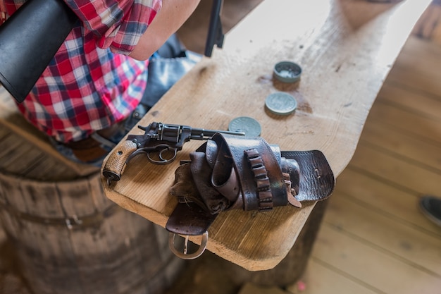 Holster de revolver de cowboy sur la table