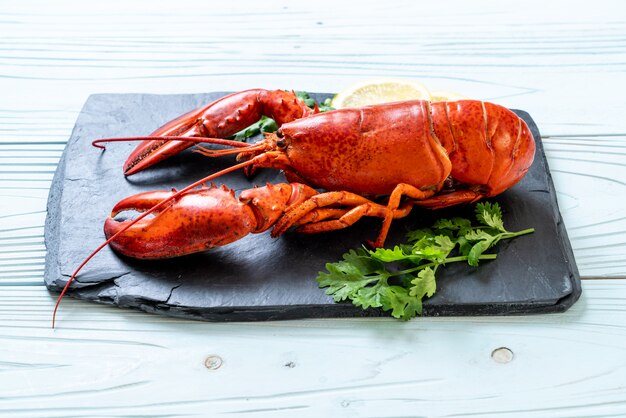 Homard Aux Légumes Et Citron Sur Plaque D'ardoise Noire