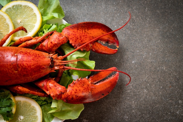 homard bouilli aux légumes et citron