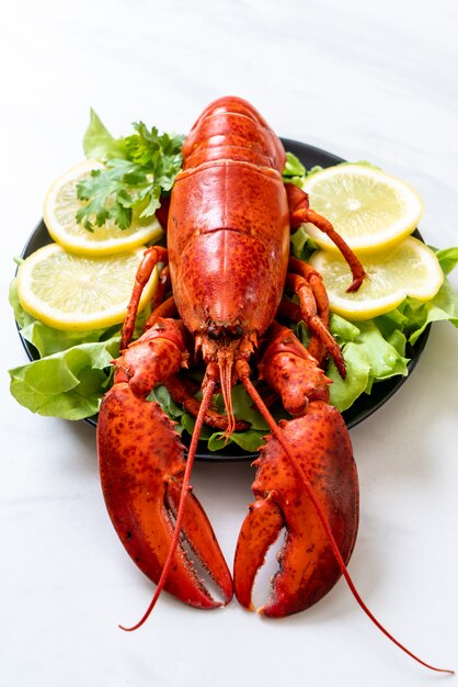 homard bouilli aux légumes et citron