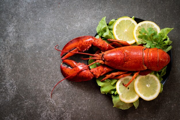 homard bouilli avec légumes et citron