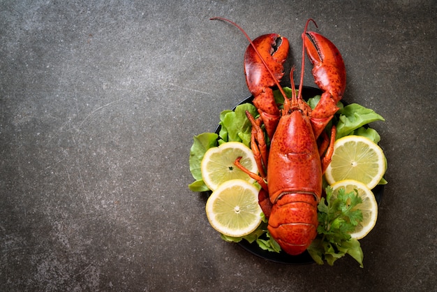 homard bouilli avec légumes et citron