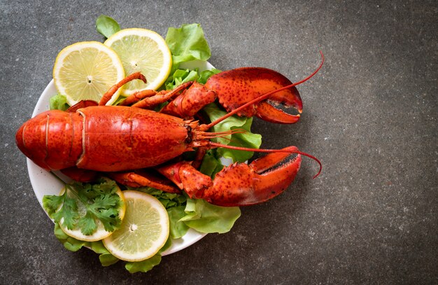 homard bouilli avec légumes et citron