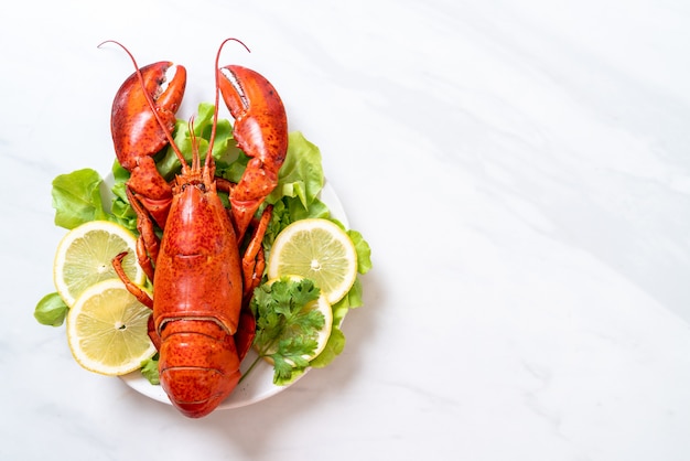 homard bouilli avec légumes et citron