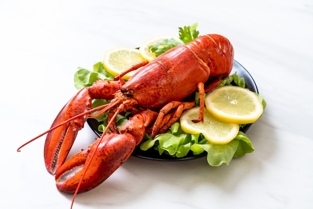 homard bouilli avec légumes et citron