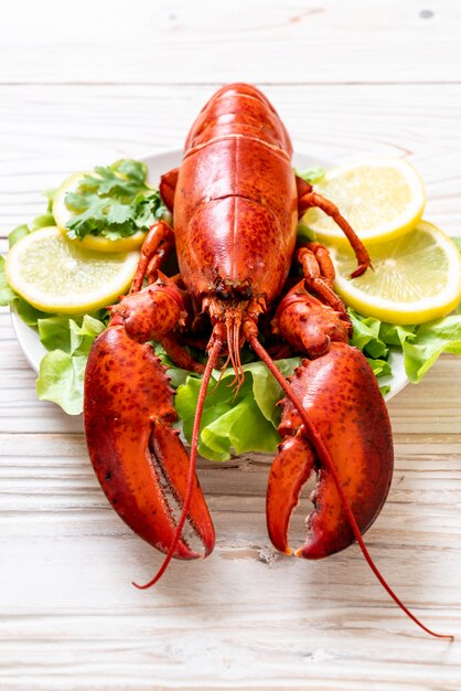 homard bouilli avec légumes et citron