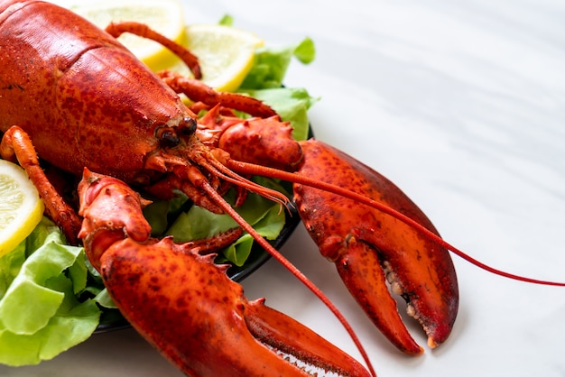 homard bouilli avec légumes et citron