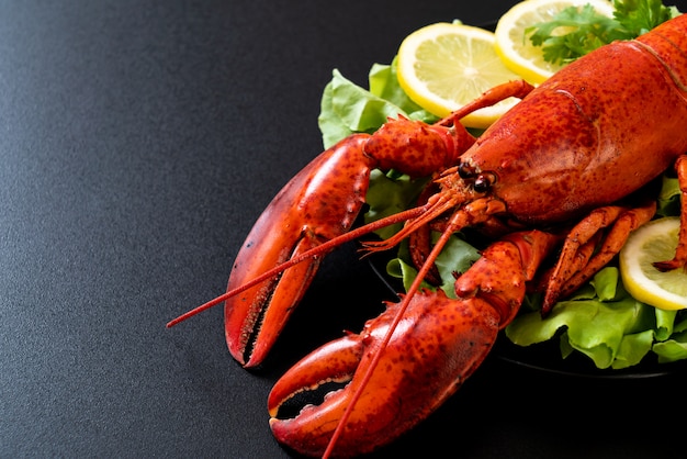 homard bouilli avec légumes et citron