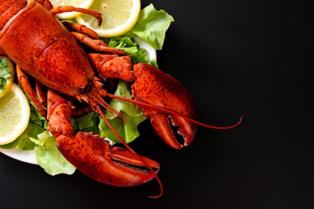 homard bouilli avec légumes et citron