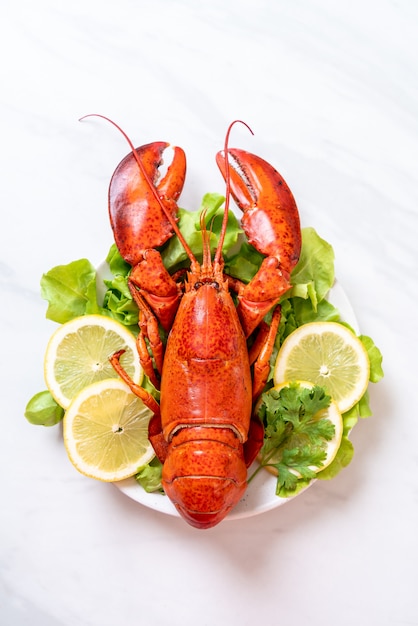 homard bouilli avec légumes et citron