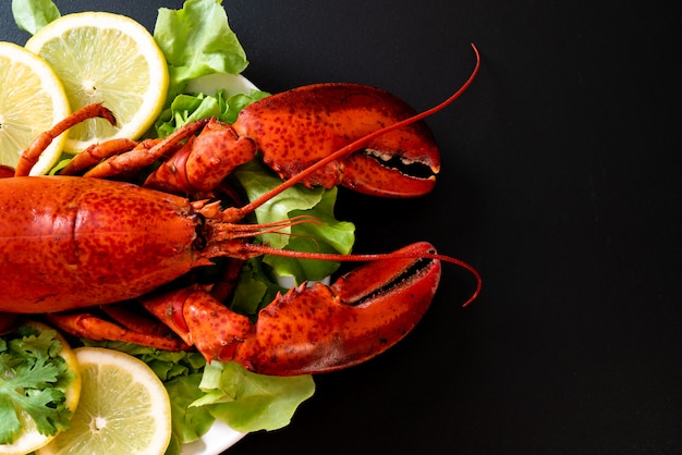 homard bouilli avec légumes et citron