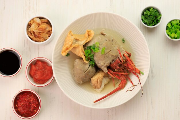 Le homard ou la boulette de viande de homard à mise au point sélective est un homard frais emballé avec une pâte à boulettes de viande et bouilli. Vue de dessus.