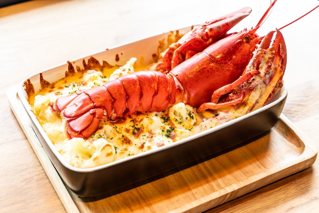 homard cuit au four avec du fromage