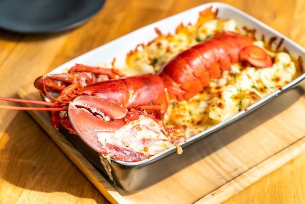 homard cuit au four avec du fromage